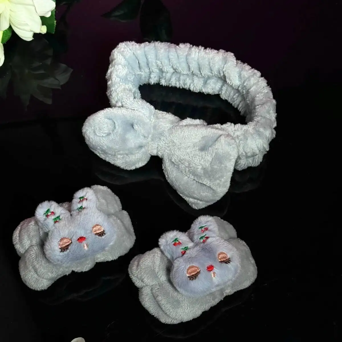 Набір для вмивання та догляду за обличчям пов'язка-бант та напульсники-зайчик - Зображення 2