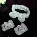 Набор для умывания и ухода за лицом повязка-бант и напульсники-зайка — изображение 2