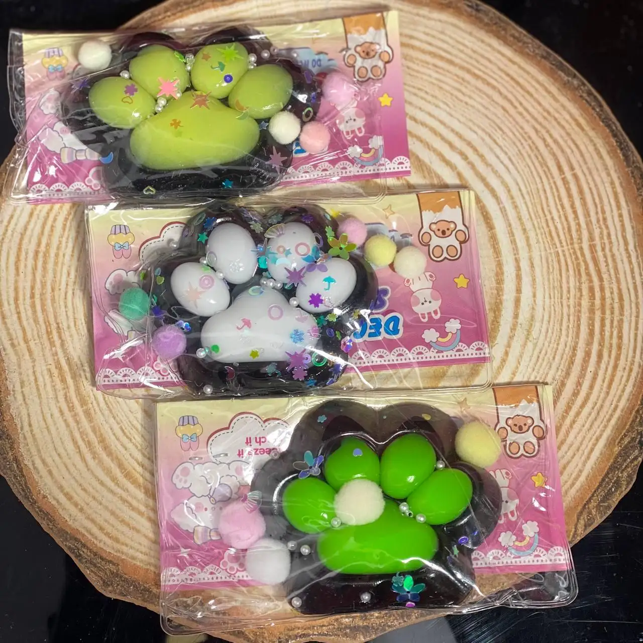 Сквіш (антистрес) Таба лапка котика МК Cosmetics Кольорова - Зображення 1